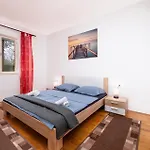 2 Bedroom Beautiful Apartment In Fazana
