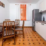 2 Bedroom Beautiful Apartment In Fazana