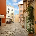 Square Apartment Old Town By Irundo