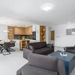 Villa Matic Apartment With Balcony And Shared Pool