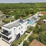 Modern Villa Dea With Jacuzzi And Pool In Porec