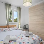 Apartment Dreams By The Sea