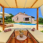 Villa Agri With Large Garden And Pool Near Pula