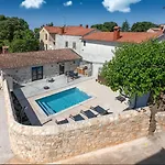 Rustic Villa Dvori With Outdoor Pool In Porec