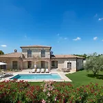 Rustic Villa Seseli With A Pool In Istria