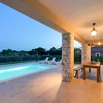 Villa Angelina With 3 Bedrooms And Pool In Novigrad
