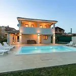 Villa Angelina With 3 Bedrooms And Pool In Novigrad