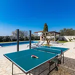 Beautiful 6 Bedroom Villa In Valbandon