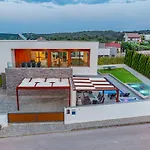 Villa Am Meer Mit Pool & Kinderpool - Leon'S Holiday Homes