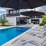 Modern Villa Miaa -32 M2 Pool, 4 En-Suite Bedrooms