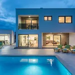 Modern Villa Ol&Ju For 9 Persons In Pula Only 1.5 Km From The Beach With Pool Heating