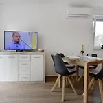 Ferienwohnung In Zambratija Mit Kleinem Garten