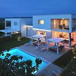 Villa Sky Dream For 8 Persons Near Novigrad