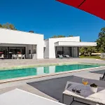 Villa Vines, Modern Luxury In Serene Seclusion