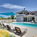 Villa Mit Privatem Pool, Eigener Crossfit-Halle, Billard