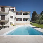 Neu Renovierte Ferienwohnung Mit Klima, Wlan, Waschmaschine, Tischfussball, Grill, Fahrraeder Und Einem Kinderspielplatz