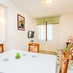 Schone Ferienwohnung Nur 500 Meter Bis Zum Strand Mit Kuche, Bad, Klima, Wlan, Terrasse, Grill