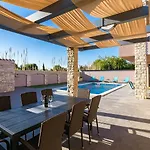 Luxurioese Villa Mit Privatem Pool Und Sonnenterrasse
