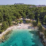Balcony And Parking, 1Min To Shop, Near Beach