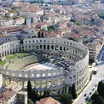 Spacious Apartment In Pula