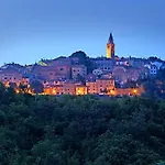 Mirakul Residence In A Cute Historic Town