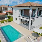 Villa Sunsea With Heated Pool