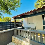 Loky - Sunny Studio House 150M From Sea With Pool