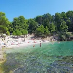 Bright & Modern 2-Bedroom Flat In Pula