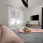 Green Nest, Ground Floor Apt With Garden & Garage - New In 2024!!!