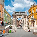 Villa Nata In Pula - Haus Fuer 8-10 Personen