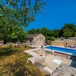 Luxusvilla Auf Geraeumigem Privaten Eigentum