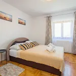 4 Schlafzimmer, 3 Badezimmer, Wohnzimmer, Voll Ausgestattete Kueche, Privater Pool, Sommerkueche, Grill, Garten