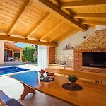4 Schlafzimmer, 3 Badezimmer, Wohnzimmer, Voll Ausgestattete Kueche, Privater Pool, Sommerkueche, Grill, Garten
