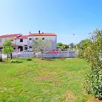 Geraeumige Ferienwohnung In Pula Mit Gemeinsamem Garten