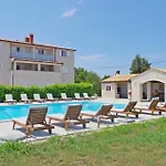 Appartement In Rakalj Mit Gemeinsamem Pool, Terrasse Und Grill