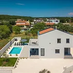Ferienhaus Mit Privatpool Fuer 8 Personen Ca 180 Qm In Loborika, Istrien Suedkueste Von Istrien