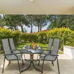 Ferienwohnung In Novigrad Mit Terrasse Und Garten