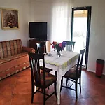 Gemuetliches Kleines Haus Mit Klimaanlage, Wifi Und Entspannender Terrasse