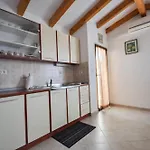 Gemuetliche Wohnung In Novigrad Mit Grill