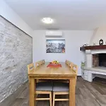 Ferienhaus Mit Privatpool Fuer 5 Personen Ca 100 Qm In Butkovici, Istrien Binnenland Von Istrien