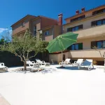 Ferienhaus Mit Privatpool Fuer 8 Personen Ca 180 Qm In Pula, Istrien Istrische Riviera