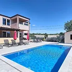 Ferienhaus Mit Privatpool Fuer 8 Personen Ca 157 Qm In Peruski, Istrien Bucht Von Rasa