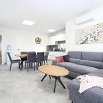 Ferienhaus Mit Privatpool Fuer 6 Personen Ca 140 Qm In Stinjan, Istrien Istrische Riviera