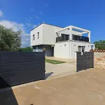 Ferienhaus Mit Privatpool Fuer 8 Personen Ca 220 Qm In Sisan, Istrien Suedkueste Von Istrien