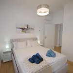 Moderne 2-Schlafzimmer-Wohnung In Pula