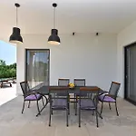 Ferienhaus Mit Privatpool Fuer 7 Personen Ca 125 Qm In Stokovci, Istrien Binnenland Von Istrien