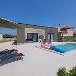 Ferienhaus Mit Privatpool Fuer 5 Personen Ca 60 Qm In Barat, Istrien Binnenland Von Istrien