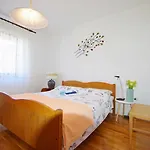 Geraeumige Ferienwohnung Mit Schoener Terrasse Und Garten In Einem Vorort Von Pula