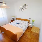 Geraeumige Ferienwohnung Mit Schoener Terrasse Und Garten In Einem Vorort Von Pula