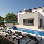 Ferienhaus Mit Privatpool Fuer 8 Personen Ca 200 Qm In Medulin, Istrien Suedkueste Von Istrien